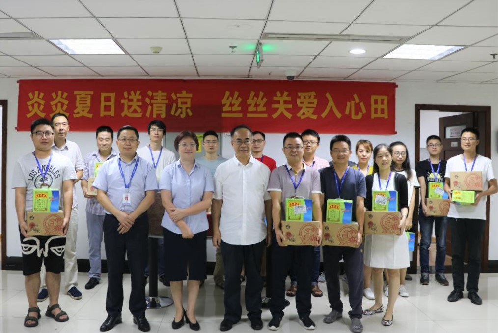 开展"夏日送清凉"慰问活动 - 集团要闻 - 四川省投资集团有限责任公司