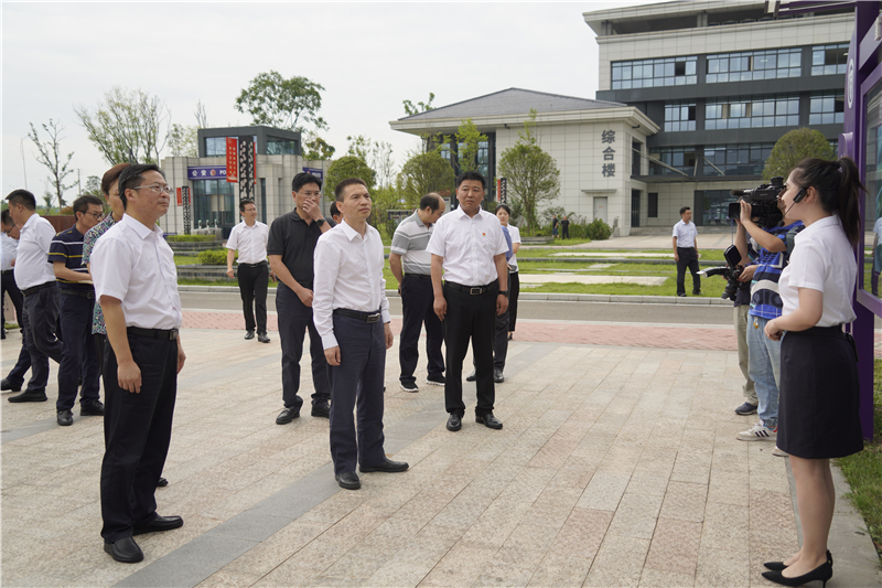 资阳口腔学院资阳市委书记蒋天宝一行莅临学院考察调研